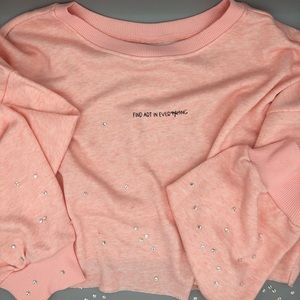 Pink crop top “find art in everything”